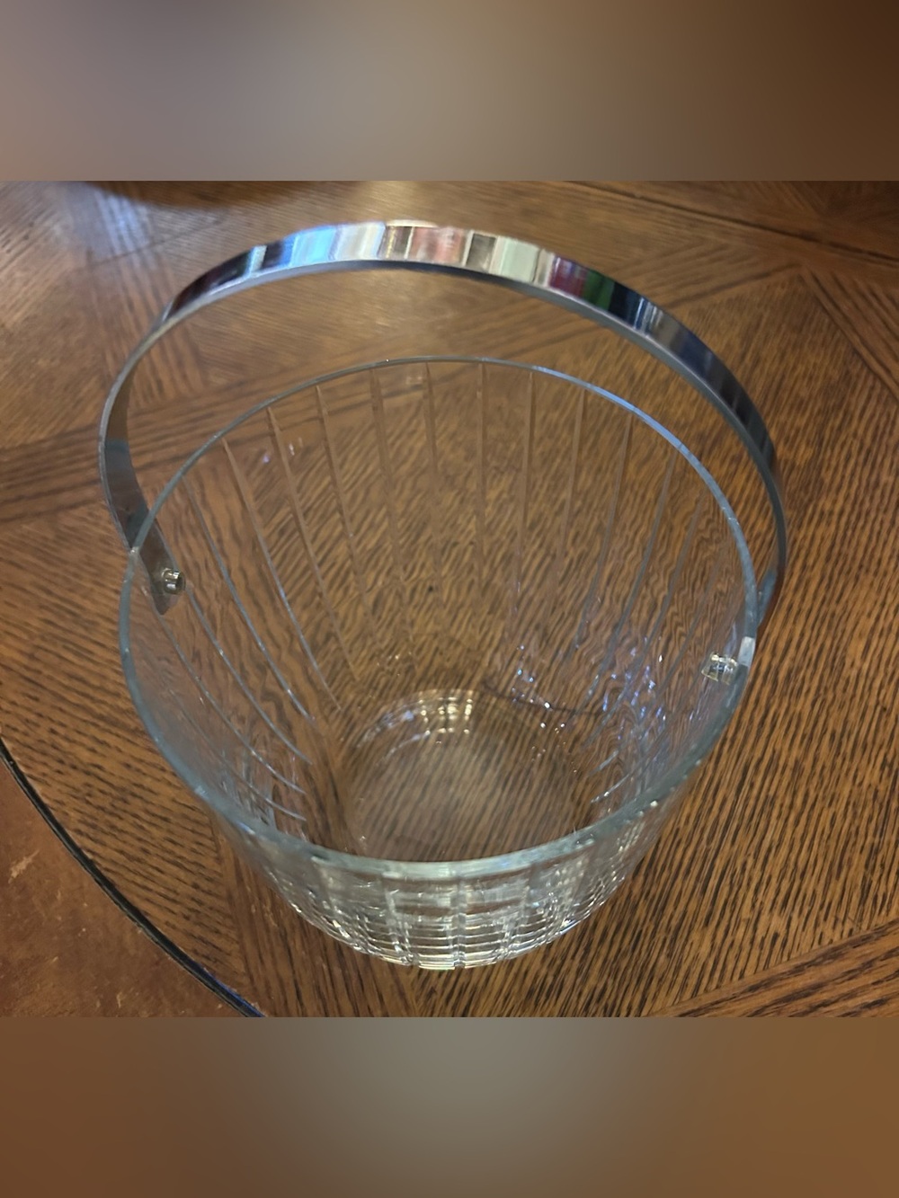 Source Unknown Clear Glass Ice Bucket with Silver Handle and Ribbed Sides